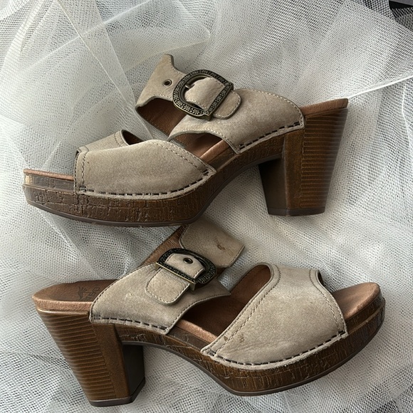 Dansko high Platform wedge leather sandal with buckle TAUPE SUEDE size 40 - Picture 3 of 10